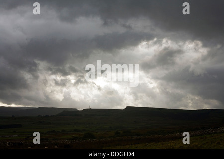 Nuvole temporalesche passano sopra Wensleydale su una sera d'autunno da vicino a Bolton Castle Yorkshire Dales Inghilterra Foto Stock