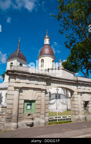 La Dolomite gate di Apostolik Oigeusu Nikolai kirk il la chiesa ortodossa di San Nicola, Kuressaare città isola di Saaremaa Estonia Foto Stock