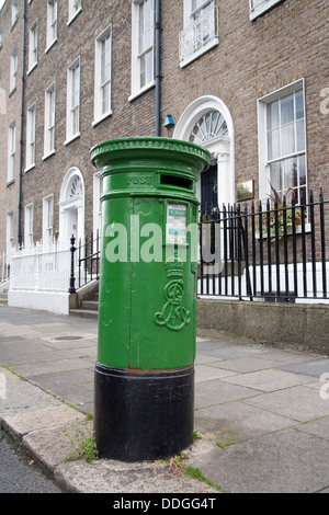 Postbox verde nelle strade georgiano di Dublino in Irlanda Foto Stock