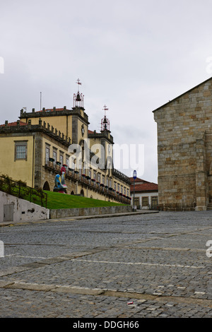 Ingreja chiesa Matriz,la Camera Municipal town hall con vista su Rio Cavado e del XIV secolo Ponte,Barcelos,Portogallo settentrionale Foto Stock