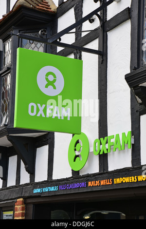 Oxfam carità shop, Market Place, Henley-on-Thames, Oxfordshire, England, Regno Unito Foto Stock