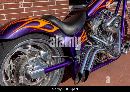 Custom arancione e viola fiamma vernice lavoro sulla moto chopper. Foto Stock