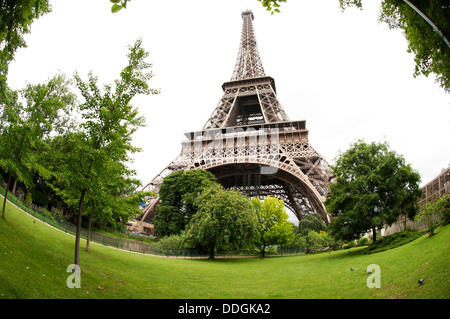 La Torre Eiffel (Francese: La Tour Eiffel) è un reticolo di ferro torre situata su Champ de Mars a Parigi. Foto Stock