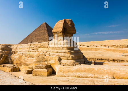 Sfinge di Giza con grande piramide in background. Egitto Foto Stock