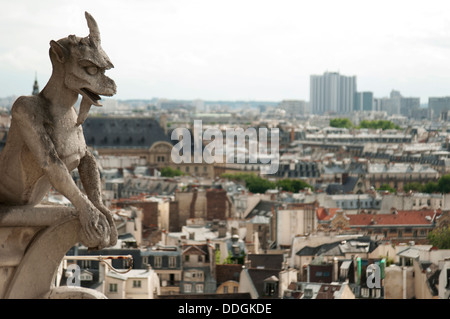 Uno di Notre Dame è ben noto gargoyle statue. Foto Stock