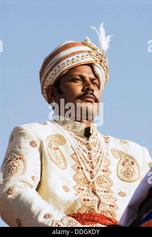 Uomo in tradizionale di Rajasthani abito regale, Jaipur, Rajasthan, India Foto Stock