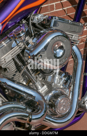 Custom arancione e viola fiamma vernice lavoro sulla moto chopper. Foto Stock