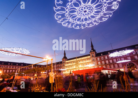 Illuminazione di Natale al crepuscolo in Plaza Mayor, Madrid, Spagna Foto Stock