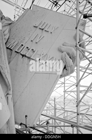 Dettaglio della Statua della Libertà che mostra il tablet con iscrizione luglio IV MDCCLXXVI durante il restauro Marzo 28, 1985 a Liberty Island, New York. Il restauro è stato intrapreso per il centenario. Foto Stock