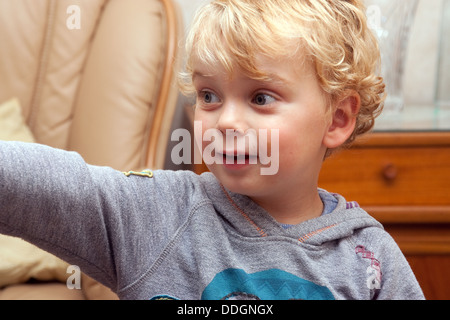 Foto di famiglia toddler boy golden capelli puntamento sorridente Foto Stock