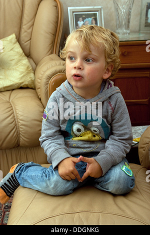 Foto di famiglia toddler boy golden capelli cercando Foto Stock