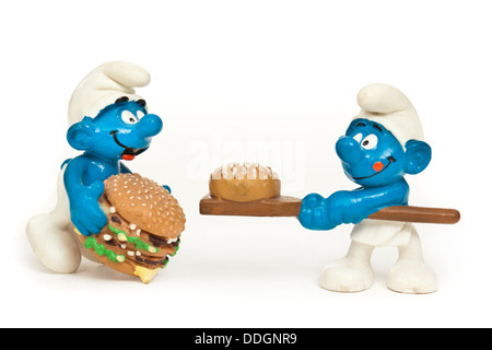 I Puffi - Smurfette, Pappa Puffo e cervelloni giocattoli isolato su sfondo  bianco con ombre di riflessione. I puffi Il personaggio giocattolo modello  carattere dalla Sm Foto stock - Alamy