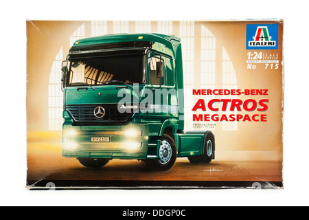 Italeri scala 1:24 modello kit (n. 715) di Mercedes-Benz Actros Megaspace carrello da 1998 Foto Stock