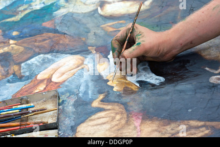 Marciapiede artista di strada pittura in Trafalgar Square Londra Inghilterra Europa Foto Stock