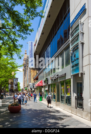 Negozi in zona pedonale 16th Street Mall all'inizio del quartiere del teatro, centro di Denver, Colorado, STATI UNITI D'AMERICA Foto Stock