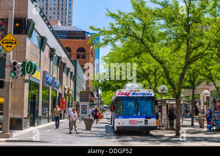 Centro Commerciale di Free Ride bus navetta sulla zona pedonale 16th Street Mall nel centro di Denver, Colorado, STATI UNITI D'AMERICA Foto Stock