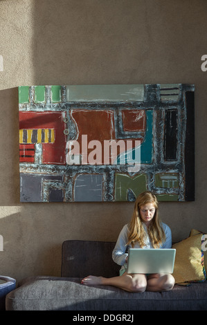 Giovane donna lavora a casa Foto Stock