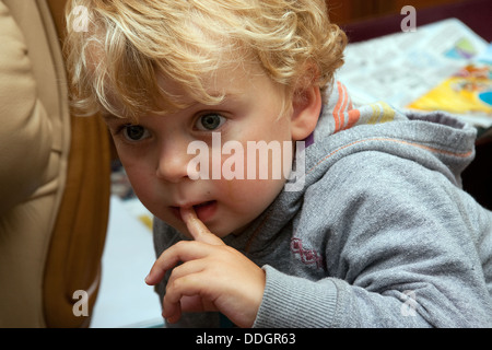 Foto di famiglia toddler boy dito in bocca Foto Stock