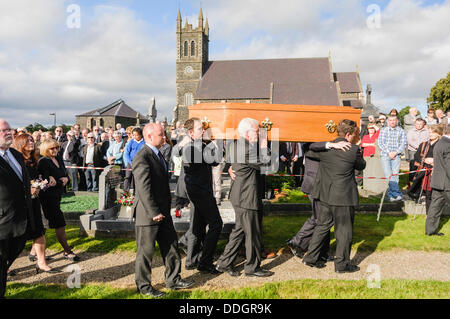 Bellaghy, Irlanda del Nord. 2 Settembre 2013 - la bara del poeta Seamus Heaney viene effettuata attraverso i giardini della chiesa di Santa Maria dove fu sepolto nella sua città nativa di Bellaghy. Credito: Stephen Barnes/Alamy Live News Foto Stock