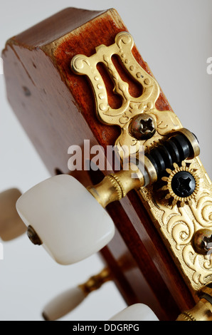 Close-up di chitarra di testa del collo con piroli Foto Stock