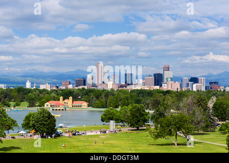 Downtown Denver skyline della città dal parco della città con le Montagne Rocciose in lontananza, Colorado, STATI UNITI D'AMERICA Foto Stock