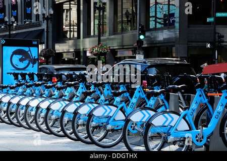 Divvy Noleggio biciclette stazione su Washington Street a Chicago. Chicago è di nuovo in bicicletta programma di condivisione per cui le biciclette possono essere noleggiate. Foto Stock