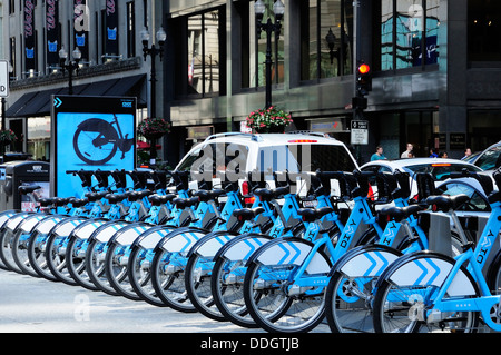 Divvy Noleggio biciclette stazione su Washington Street a Chicago. Chicago è di nuovo in bicicletta programma di condivisione per cui le biciclette possono essere noleggiate. Foto Stock
