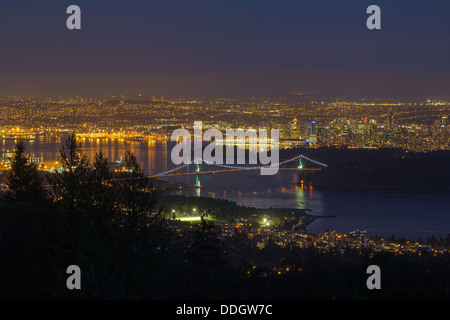 Vancouver BC Canada Cityscape con Stanley Park e il Ponte Lions Gate su Burrard Ingresso alla sera ora blu Foto Stock