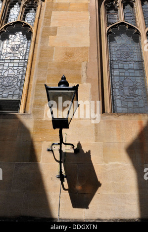 Ombra di un lampione su una parete, Oxford, Regno Unito Foto Stock