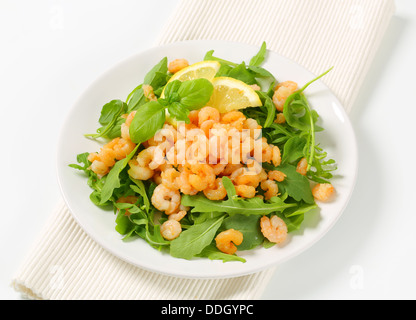 Piccante di gamberi su letto di insalata Foto Stock