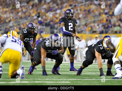 Agosto 31, 2013 - agosto 31,2013:.TCU cornuto rane quarterback Quies Boykin (2) prima che il conteggio a scatto in una NCAA Football gioco tra il Tigri della LSU e il TCU cornuto rane da AT&T Stadium di Arlington, Texas.. Foto Stock