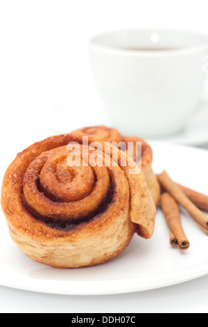 In casa panini alla cannella, tazza di tè, sfondo bianco Foto Stock