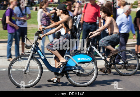 Uomo a cavallo di un Boris Bike London REGNO UNITO Foto Stock