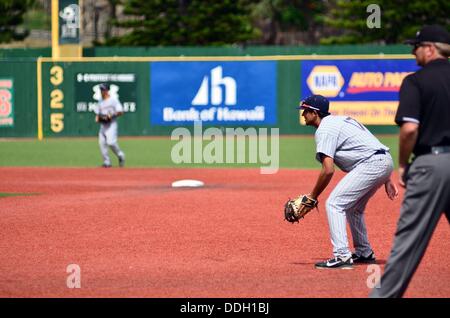 Aprile 28, 2013 - Honolulu, Hawaii, Stati Uniti d'America - 28 Aprile 2013: Cal State Fullerton Titans primo baseman Carlos Lopez #17 preps per il passo durante una partita contro le Hawaii Rainbows a Les Murakami Stadium, Honolulu, HI. Foto Stock