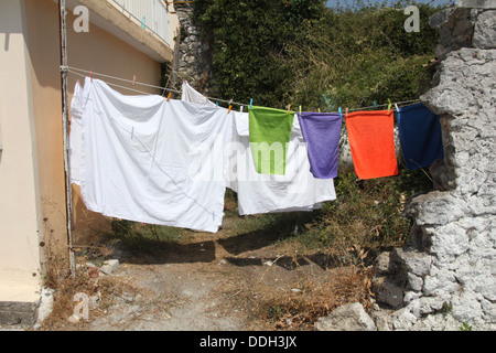 Gli elementi colorati sulla linea di lavaggio a parga grecia Foto Stock