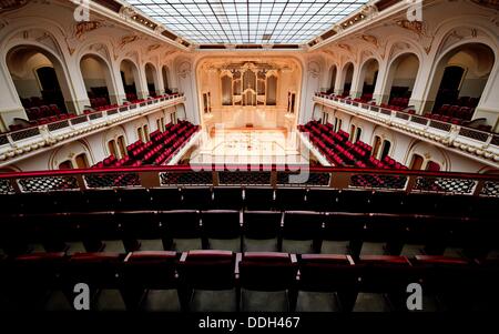 Vista interna della sala da concerto del Laeiszhalle di Amburgo, Germania, 02 settembre 2013. La stagione dei concerti della Filarmonica dell'Elba Hall avrà inizio il 03 settembre 2013, con una valutazione delle prestazioni del Monaco di Baviera Opera di Stato. Foto: SVEN HOPPE Foto Stock