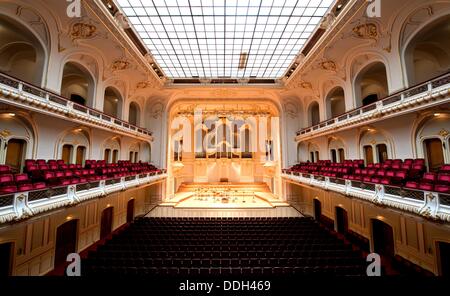 Vista della sala dei concerti dell'Laeiszhalle di Amburgo, Germania, 02 settembre 2013. La stagione dei concerti della Filarmonica dell'Elba Hall avrà inizio il 03 settembre 2013, con una valutazione delle prestazioni del Monaco di Baviera Opera di Stato. Foto: SVEN HOPPE Foto Stock