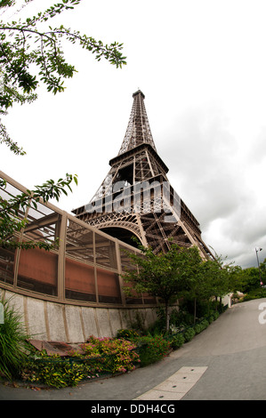 La Torre Eiffel (Francese: La Tour Eiffel) è un reticolo di ferro torre situata su Champ de Mars a Parigi Foto Stock