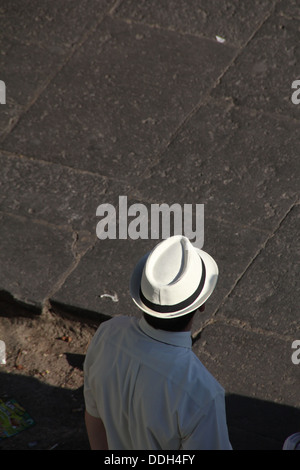 Turistico con panama tipo hat in strada a roma italia Foto Stock