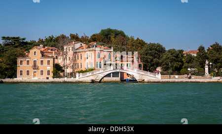 Vista veneziano con un ponte di fronte all'Istituto di Biologia Marina, Venezia, Italia Foto Stock