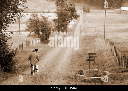 Sposa e lo sposo in sella ad una bicicletta in tandem sul loro giorno di nozze in Oregon Wallowa della valle. Foto Stock