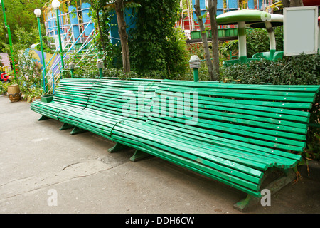 Grande banco verde nel parco. Foto Stock