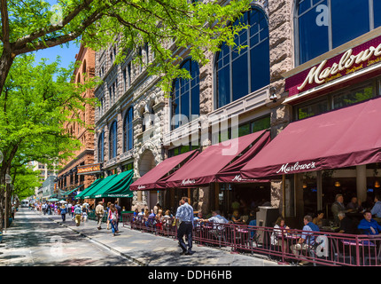 Ristoranti e caffè lungo la strada pedonale 16th Street Mall nel centro di Denver, Colorado, STATI UNITI D'AMERICA Foto Stock