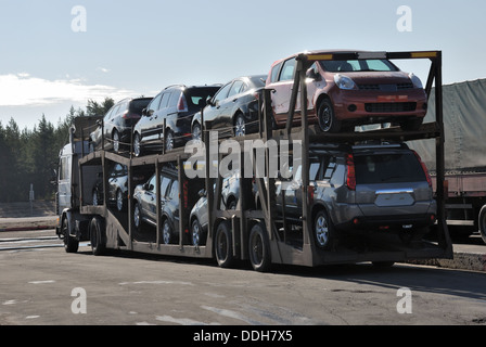 Il trasporto di autovetture nuove sul carrello Foto Stock