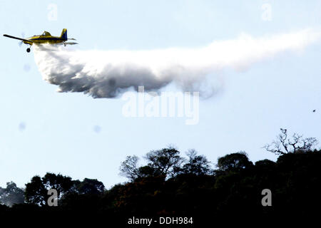 Sao Paulo, Brasile. 02Sep, 2013. Piano combattimenti wildfire di raggiungere il Parque Estadual Serra do Japi in Atibaia, stato di Sao Paulo, Brasile sudorientale, il 2 settembre 2013. Il fuoco brucia la foresta dal Domenica. Foto: LUIS MOURA/ESTADAO CONTUEUDO Credito: dpa picture alliance/Alamy Live News Foto Stock