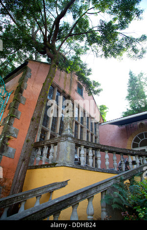 Vista della Hercules Hall di Portmeirion Village con alberi e cielo blu Foto Stock