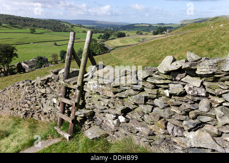 La vista verso Austwick dal sentiero sul NAB Moughton Yorkshire Dales REGNO UNITO Foto Stock