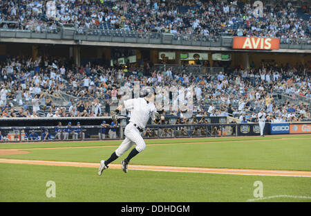 Ichiro Suzuki (Yankees), 21 agosto 2013 - MLB : Ichiro Suzuki dei New York Yankees fino al primo di base dopo aver colpito la sua carriera 4000th colpita nel primo inning durante il Major League Baseball gioco contro il Toronto Blue Jays allo Yankee Stadium nel Bronx, New York, Stati Uniti. (Foto di AFLO) Foto Stock