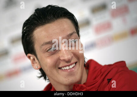 Nazionale tedesco di giocatore di calcio Mesut Oezil parla nel corso di una conferenza stampa della nazionale di calcio presso il Palazzo elettorale a Mainz, Germania, 23 marzo 2011. Il team precedentemente praticato per la partita di qualificazione del Campionato Europeo di calcio contro il Kazakistan il 26 marzo 2011. Foto: Fredrik Von Erichsen Foto Stock