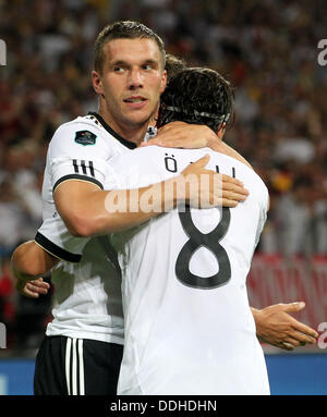 La Germania Mesut Özil (R) e Lukas Podolski celebrare durante il loro EURO 2012 Gruppo qualificatore di un match vs Germania Austria a Arena Auf Schalke di Gelsenkirchen, Germania, 02 settembre 2011. Foto: Roland Weihrauch dpa/lnw +++(c) dpa - Bildfunk+++ Foto Stock